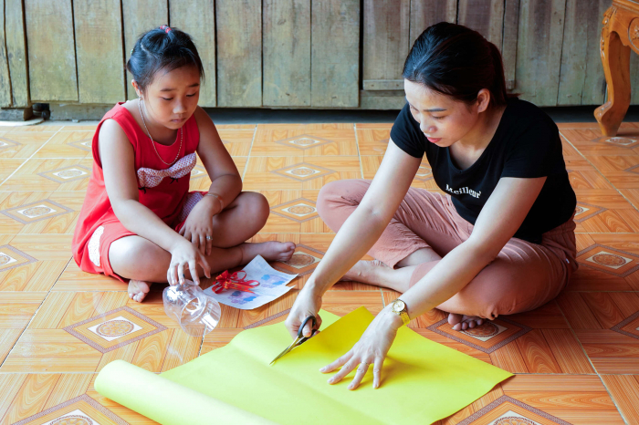 Mẹ cùng con trang trí góc học tập