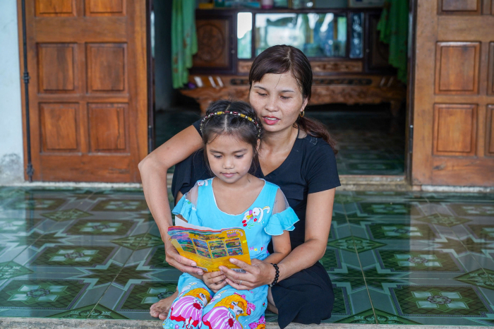 Mẹ đọc sách cùng con